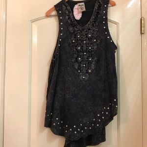 Detailed Sleeveless Shirt